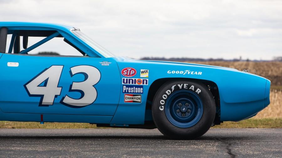 Детали экстерьера Plymouth Road Runner Richard Petty NASCAR 1971 года  (фото 15 из 20)